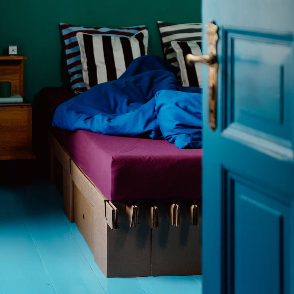 https://eu.roominabox.com/cdn/shop/files/riab-grid-bed-familybed-with-mattress-blue-linen-mood_1600x.jpg?v=1696836514